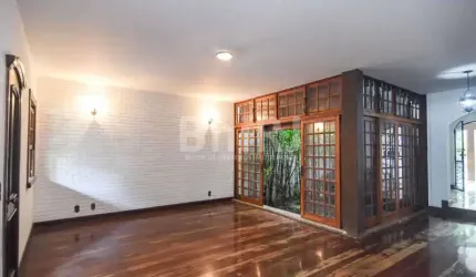 Ampla casa padrão, dois pavimentos com piscina