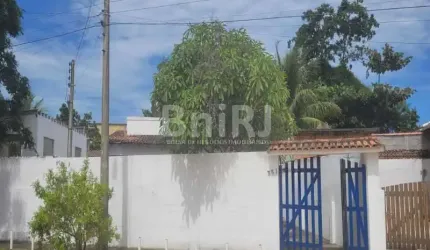 TRÊS LOTES SENDO CASA DE 2 QUARTOS COM PISCINA COBERTA, CHURRASQUEIRA, QUINTAL COM ARVORES FRUTÍFERAS E HORTA