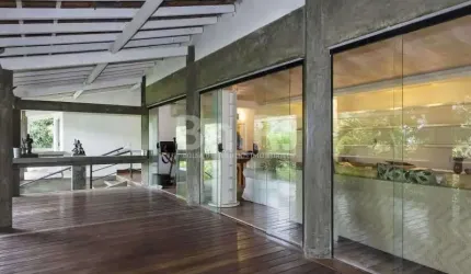 Casa em Centro de Terreno. Construída em 1980 pelo Arquiteto Carlos Cito, sobre Pedras e Pilares c/ Concreto aparente e Pequenos Níveis. Piscina e Totalmente Integrada ao Verde