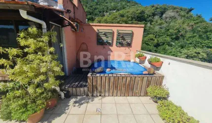 Cobertura Duplex no Humaitá, com vista para o Cristo. Hidromassagem na área externa, deck e chuveiro. 2 vagas de garagem.