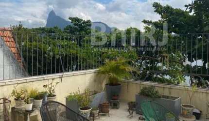 Residência Clara, Arejada e com Vista para o Mar ? Centro de Terreno
