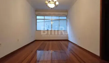 Lindo apartamento de 3 quartos! Fundos, silencioso e espaçoso. 1 Vaga de garagem.