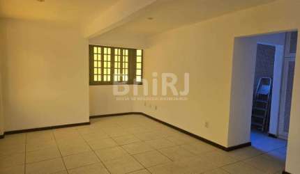 Excelente casa triplex.