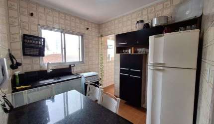 Confortável Apartamento de 1 Dormitório, a 350m da Praia, com Garagem.
