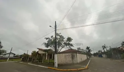 Excelente casa no centro de Balneario Piçarras para moradia ou permuta para construção