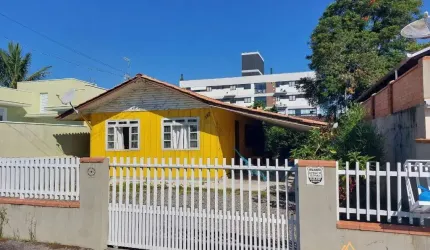 Terreno a venda no centro de Balneário Piçarras.