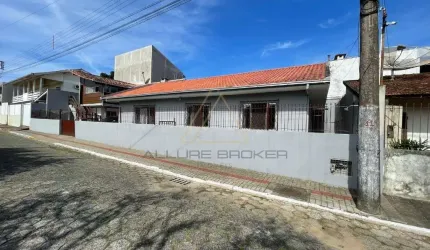 Casa a venda no centro de Balneario Piçarras próximo a mercado e todo comercio em geral, 500 metros da praia