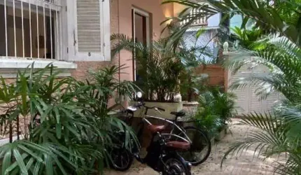 Hoomes Imóveis vende apto de 143m2 no bairro Jardim Botânico, em rua arborizada com 3 suites, predio de 3 andares, com vaga descoberta.