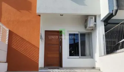 Casa de luxo em condomínio na Hípica, Porto Alegre-RS: 3 quartos, 1 suíte, 2 salas, 3 banheiros, 2 vagas, 131m². Venha conhecer!