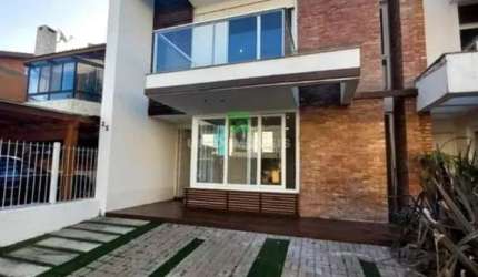 Casa à venda em Porto Alegre-RS, bairro Hípica: 3 quartos, 3 suítes, 2 salas, 5 banheiros, 2 vagas, 231m². Imperdível!
