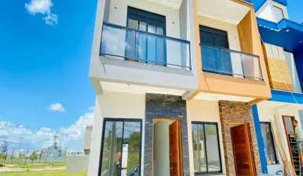 sobrado de 101 m², com duas suítes, sala de estar, sala de jantar, lavabo, cozinha, piso em porcelanato, banheiros com pias esculpidas em mármore trav