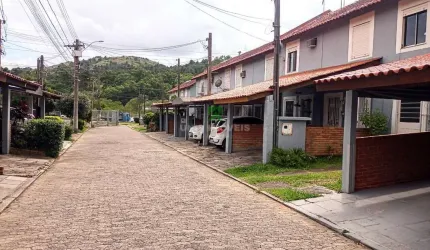 Próximo ao Zaffari Hípica, Casa 2 Quartos, Pátio, mobiliada, área coberta, vaga fixa que comporta carro e moto.