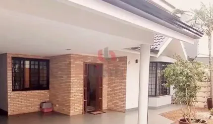 Sobrado Triplex a venda no Jardim Santa Helena.