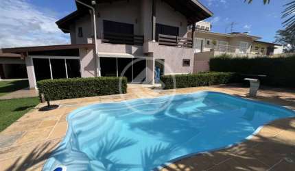 Casa com piscina e quintal verde em Condomínio codigo: 56724