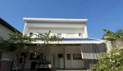 Casa piso superior com 2 quartos (suítes), com sacada frontal,  piso inferior com sala, w.c, cozinha, área de serviço coberta, amplo quintal e garagem para vários veículos, 2 portões automáticos (basc