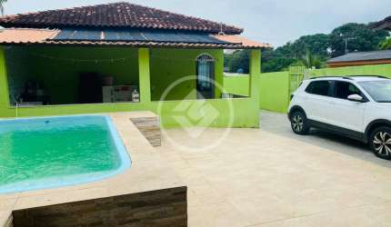 Uma belíssima casa com piscina ,área de churrasco, com 2 quartos, 2 banheiros ,em um lote de 360 m2. codigo: 96147