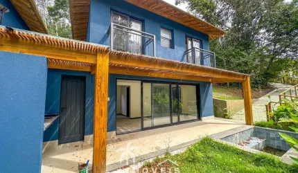 Casa à Venda 3 Suítes em Condomínio Alto Padrão em Praia do Forte