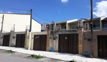 Casa duplex em São Bento/Coaçu, em Fortaleza, com 3 quartos, sendo 2 suítes