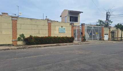 Casa de 82m² com 3 quartos, sendo 2 suítes com quintal na Lagoa Redonda