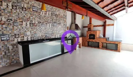Casa de 190m² em terreno de 300m² no Santa Rita, Pouso Alegre. 3 dormitórios (1 suíte com hidromassagem), piscina, 4 vagas e área gourmet