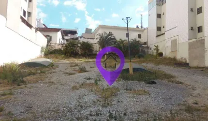 Terreno comercial 970m² no centro de Pouso Alegre. Dimensões 12x80,83m com infraestrutura completa e topografia plana. Localização privilegiada
