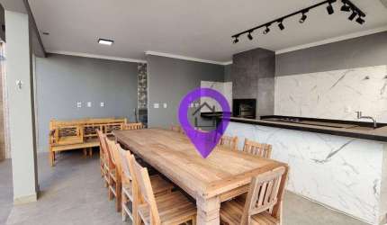 Casa à venda no Jardim Floresta, Pouso Alegre/MG. 210m² construídos, 3 suítes, 3 vagas, cozinha planejada e churrasqueira. Excelente localização