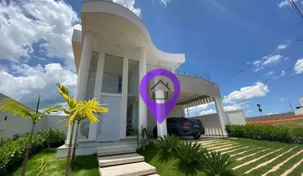 Casa de 250m² à venda no condomínio Las Palmas em Pouso Alegre. 3 suítes com varanda, piscina com hidromassagem e arquitetura moderna
