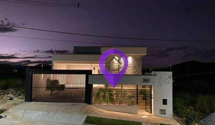 Casa à venda no Residencial Astúrias, Pouso Alegre/MG. 180m² construídos, 3 dormitórios (1 suíte), 4 vagas, área gourmet e amplo quintal com vista