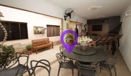 Casa de 192m² à venda em Pouso Alegre com 3 dormitórios e área gourmet espaçosa.