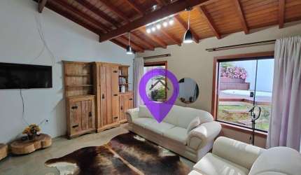 Casa de 348m² à venda no bairro Pousada dos Campos I, Pouso Alegre. 4 dormitórios, jacuzzi e área gourmet com fogão de lenha. Excelente localização