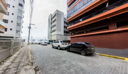 Apartamento Quadra mar em Meia Praia  -  Itapema