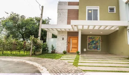 Triplex moderno em condominio fechado a venda no Umbara, para quem busca tranquilidade e qualidade de vida.