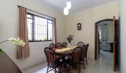 Funcional sobrado para venda com 3 quartos, sendo 1 suíte, 130m²
