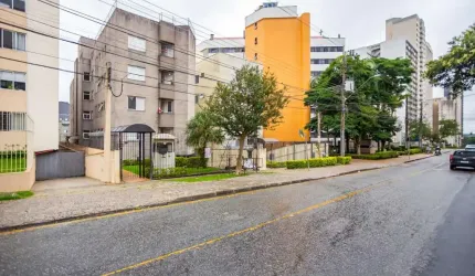 Apto com suíte, closet e vaga coberta em localização excelente