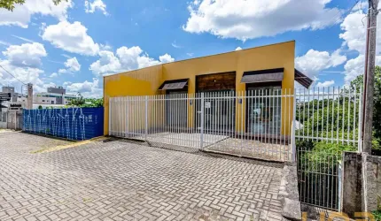 Loja com 350m² com estacionamento em Santa Felicidade