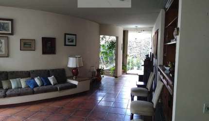 Casa no Jardim Guedala com 5 suítes, escritório, muito jardim e 3 vagas