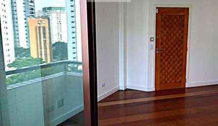 Apartamento com 3 dormitórios, sendo 1 suíte, amplo e ensolarado em área nobre no Klabin na região da Vila Mariana.