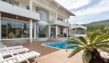 Aluguel anual: Casa em condomínio de alto padrão de 4 quartos em Balneário Camboriú