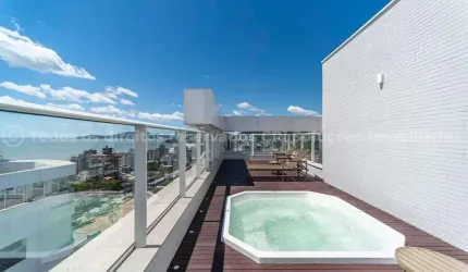 Aluguel anual: Cobertura Duplex com 03 dormitórios, mobiliado e 2 vagas no Amores da Brava na Praia Brava em Itajaí.