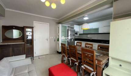Aluguel anual: Apartamento de 2 quartos a quadra mar em Balneário Camboriú