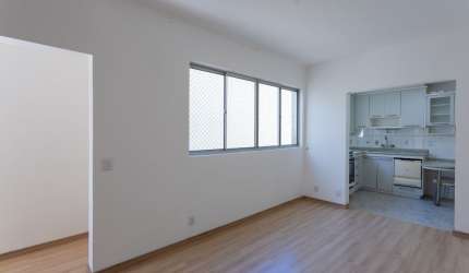 Apartamento espaçoso e iluminado no Centro de Floripa – 2 quartos + dependência!