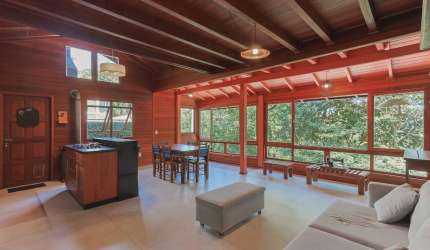 Casa Espaçosa no Córrego Grande com Suíte, Churrasqueira e Quintal em Meio à Natureza