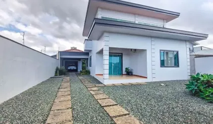 EXCELENTE SOBRADO NO CENTRO, FRENTE MAR COM 03 DORMITÓRIOS SENDO 02 SUÍTES, ÓTIMO ESPAÇO DE TERRENO!!CENTRO - NAVEGANTES/SC