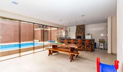 'Casa com piscina em Curitiba: Elegância e Conforto'