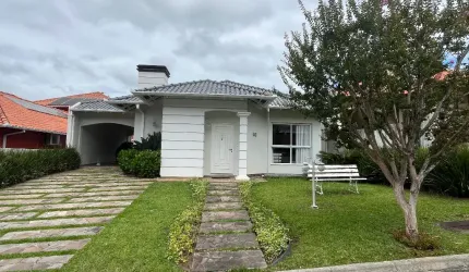 Casa térrea semimobiliada em condomínio fechado