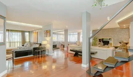Cobertura Exclusiva no Batel com Espaço Gourmet e Pôr do Sol Incrível