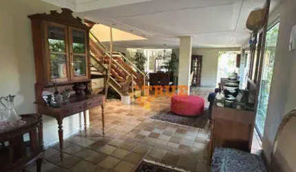 Casa em três lotes, com duas frentes