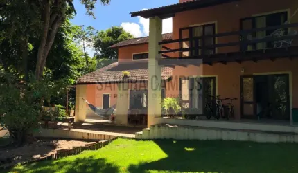 Casa com área verde abundante