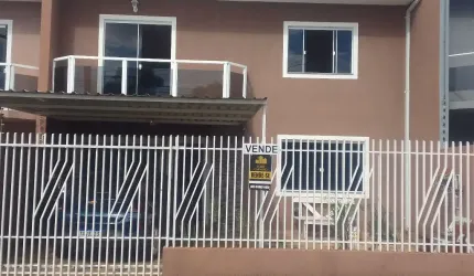 SOBRADO NO JARDIM CARVALHO, COM 3 QUARTOS SENDO UMA SUÍTE, SEMI MOBILIADO