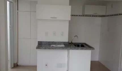 Alugo apartamento na Liberdade.